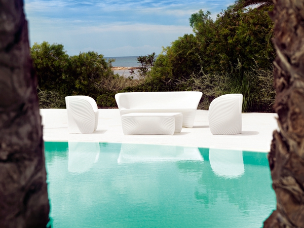 atemberaubende Formen und Farben von  Stühlen Tischen weiß schwimmbecken