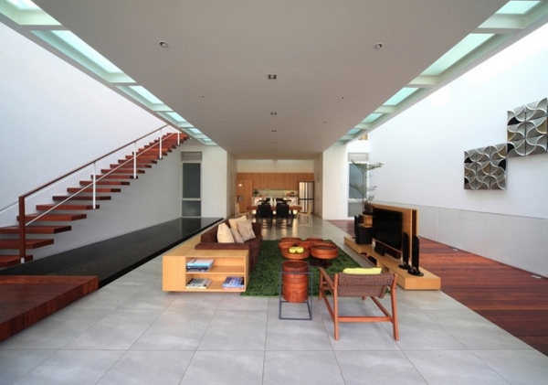 atemberaubende minimalistische Wohnzimmer treppe holz tisch stuhl