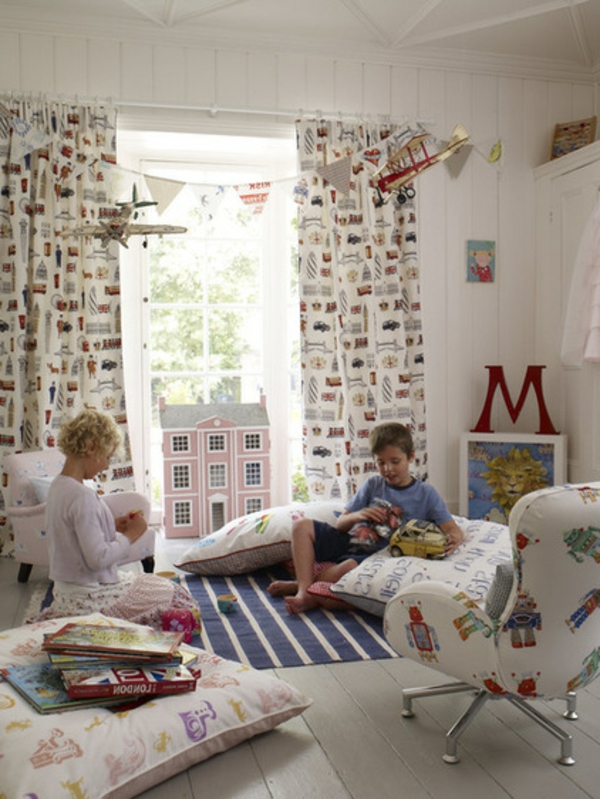 charmante Dekoration mit Puppenhäusern puppen schlafzimmer gemustert sofa