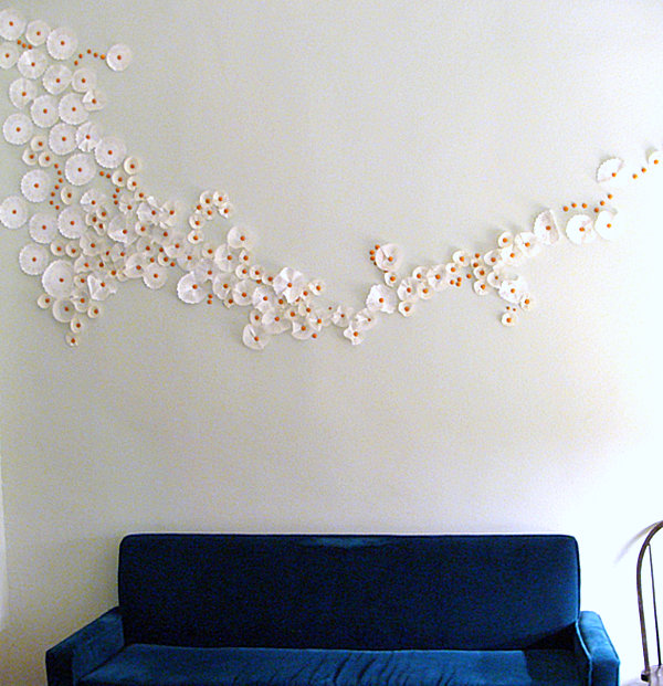 effektvolle Wandtafel Wandkunst weiße blumen blau couch