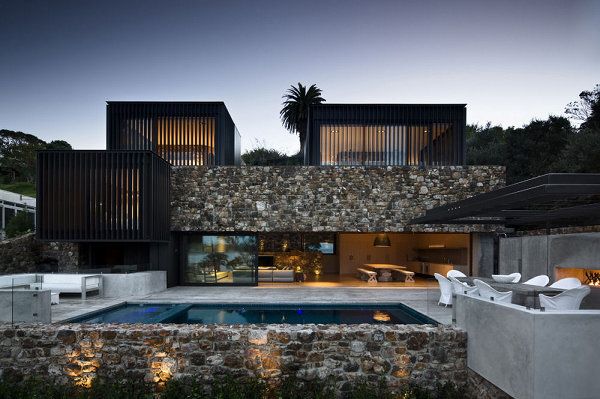 einheimisches Haus aus Steinen in Neuseeland palmen schwimmbecken exterior