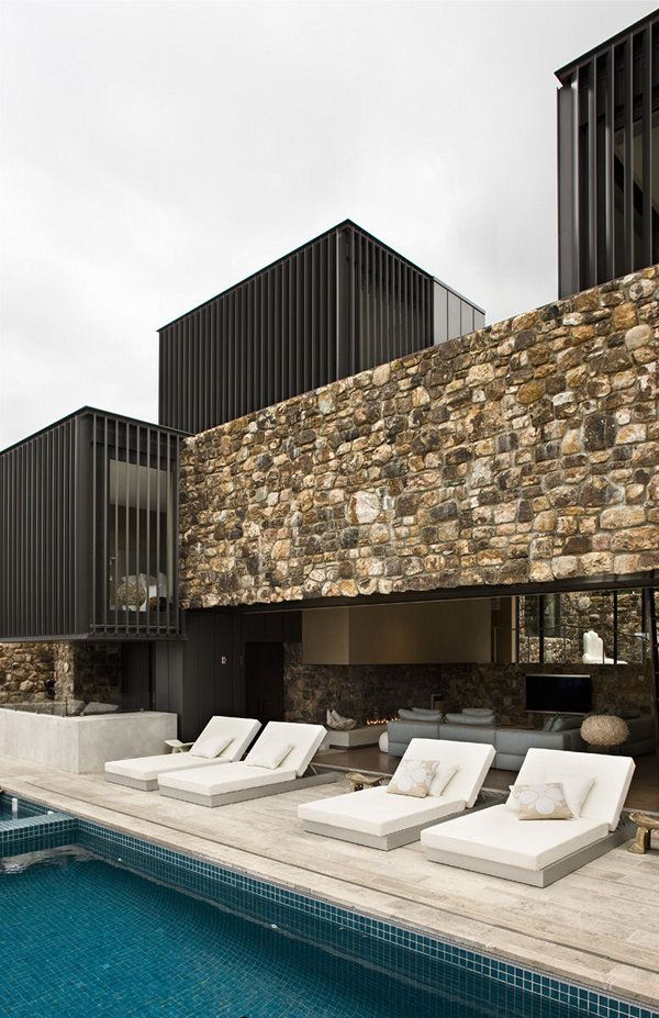 einheimisches Haus aus Steinen schwimmbecken liegestuhl weiß