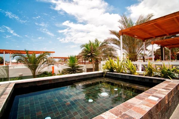 exotisches Haus in Peru schwimmbecken palmen