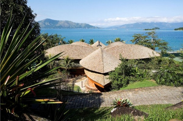 fabelhaft blattförmiges Haus in Brasilien landschaft