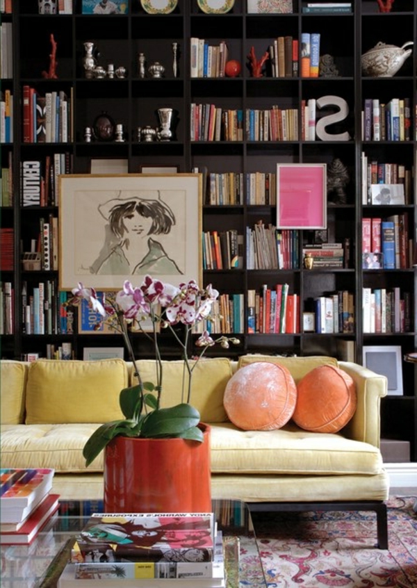 fabelhafte Bücherregale couch orange kissen vase