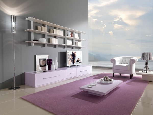 individuelles Zimmer lila teppich sofa regale tisch