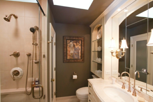 klein Badezimmer dusche waschbecken spiegel bild