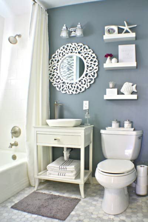 kleine Badezimmer spiegel waschbecken toilette regale