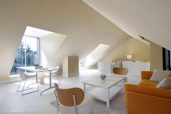 modernes Haus in Madrid orange sofa weiß tisch