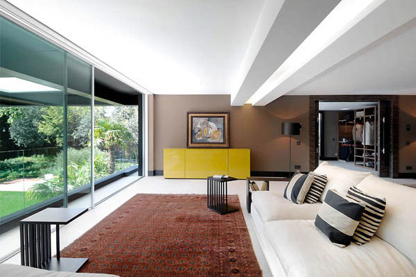modernes Haus in Madrid weiß couch teppich gelb schrank
