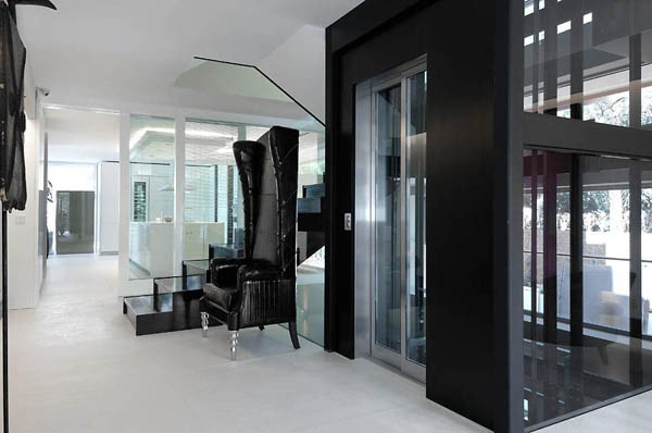 modernes Haus in Madrid weiß schwarz