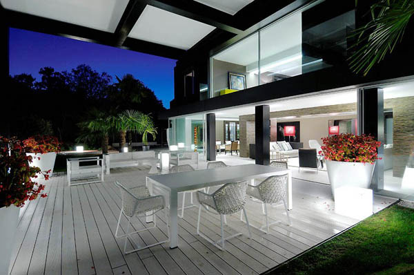 modernes Haus in Madrid weiß tisch stuhl