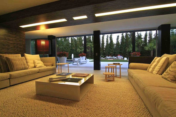 modernes Haus in Madrid wohnzimmer couch tisch