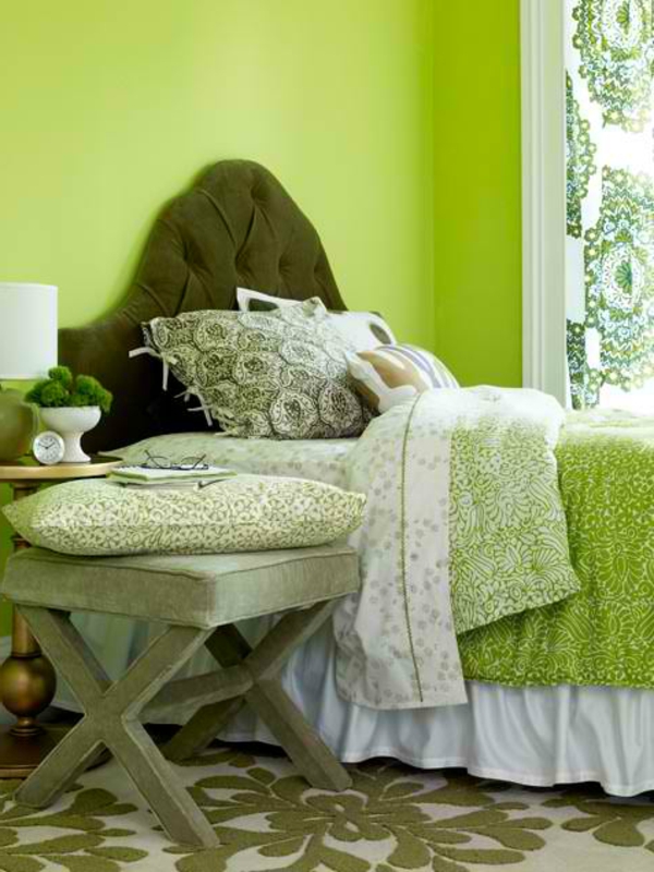 reizende Schlafzimmer Designs grün wand bett hocker