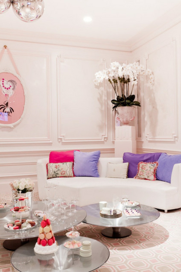 sommerliche Fantasie Design Musterhaus couch kissen lila tisch blumen