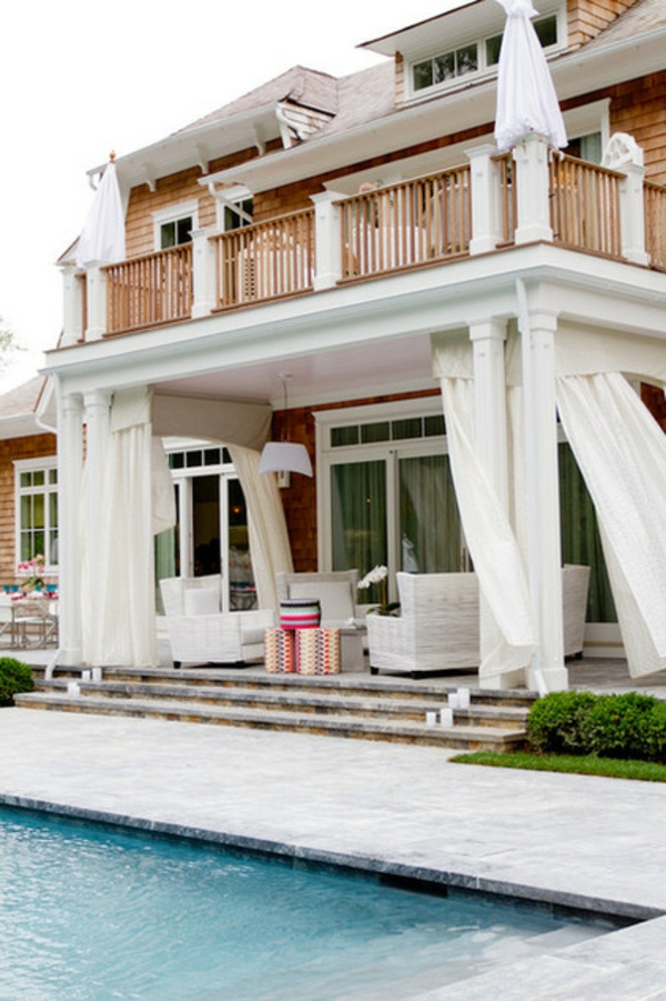 sommerliche Fantasie Design Musterhaus exterior weiß sofa