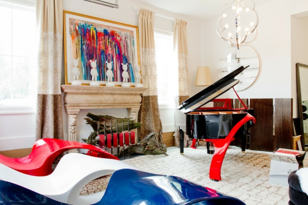 sommerliche Fantasie Design Musterhaus klavier rot weiß blau stuhl bild