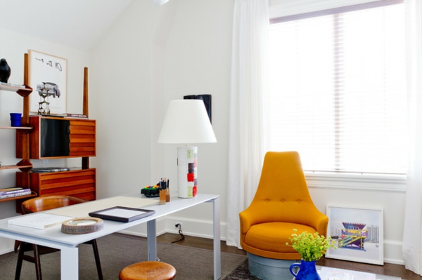 sommerliche Fantasie Design Musterhaus schreibtisch orange sofa