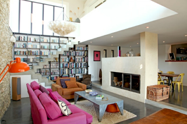 tolles Interior wohnzimmer rosa couch tisch regale