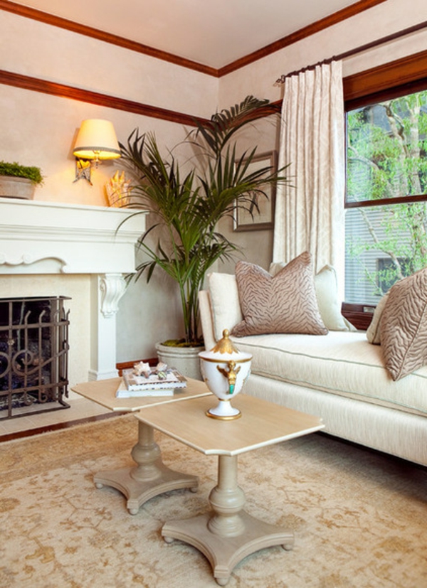 tropisches Ambiente mit Kentia Palmen kamin couch