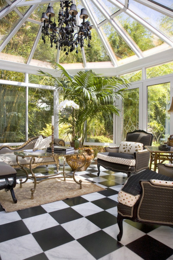 tropisches Ambiente mit Kentia Palmen kronleuchter sofa