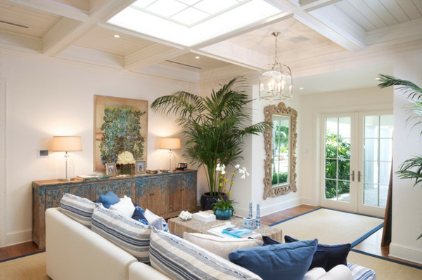 tropisches Ambiente mit Kentia Palmen weiß couch tisch