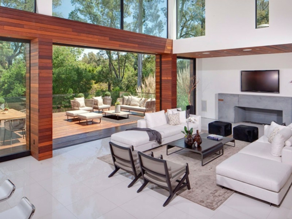vorzügliche Residenz in Beverly Hills kamin wohnzimmer weiß couch stuhl hocker