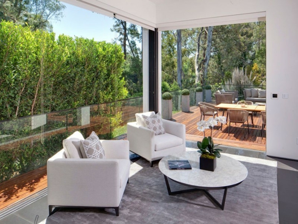 vorzügliche Residenz in Beverly Hills weiß sofa kissen tisch wald