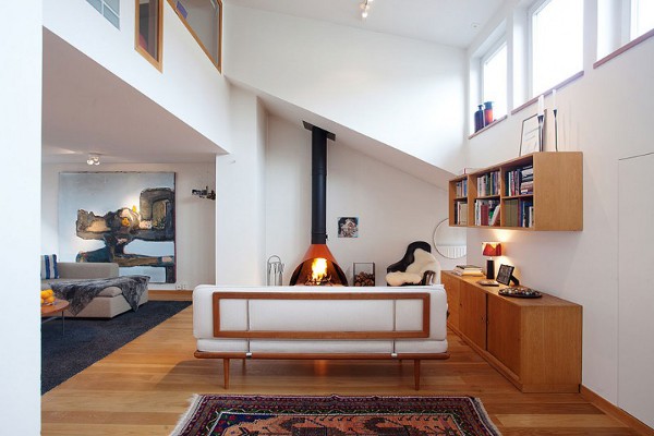 vorzügliches Apartment kamin holzregale sofa