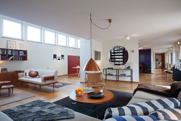 vorzügliches Apartment wohnzimmer couch rund tisch leuchter sofa