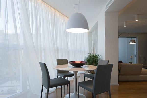 zeitgenössisches elegantes Apartment in Moskau tisch stuhl grau pendelleuchte