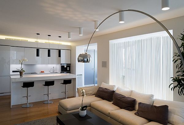 zeitgenössisches elegantes Apartment in Moskau wohnzimmer couch kücheninsel