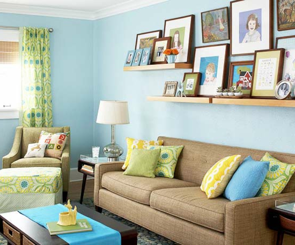 Blaue Farbpalette couch braun gelb kissen blau tisch lampe wohnzimmer bild regale