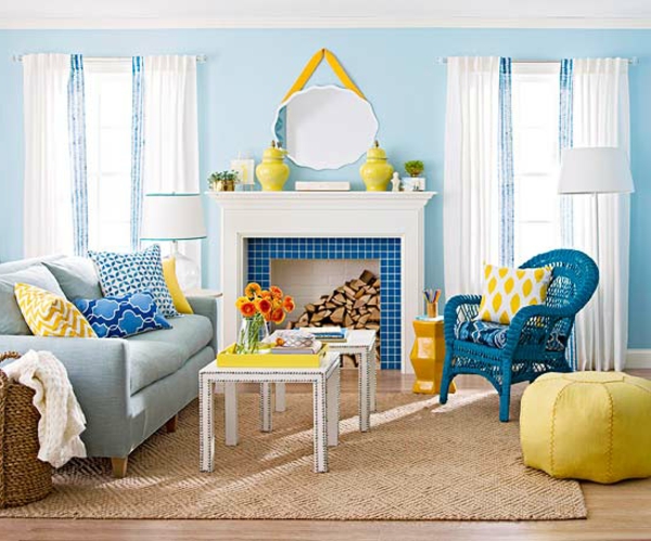 Blaue Farbpalette kamin sofa gelb tisch teppich hocker wohnzimmer