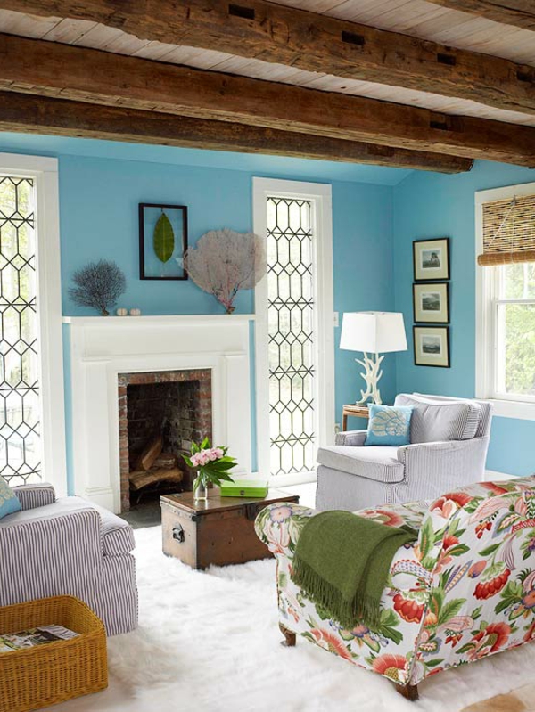 Blaue Farbpalette kamin weiß sofa gemustert tisch holz bild teppich
