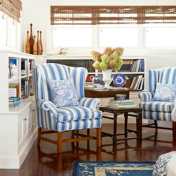 Blaue Farbpalette weiß blau sofa tisch schrank bücher