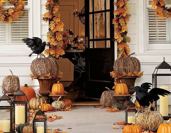 Halloween Dekorationen eingangstür kürbisse vogel blätter