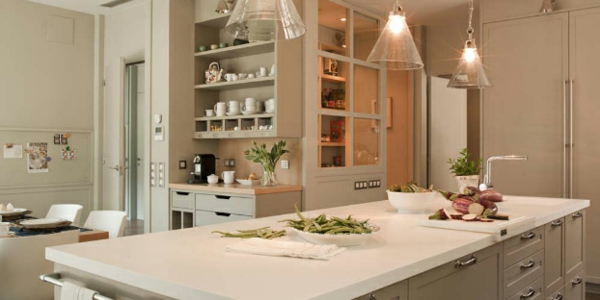 Ideen für Küchendesigns kücheninsel leuchter regale
