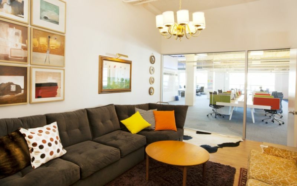 Inspirierende Büros Silicon Valley couch grau tisch leuchter