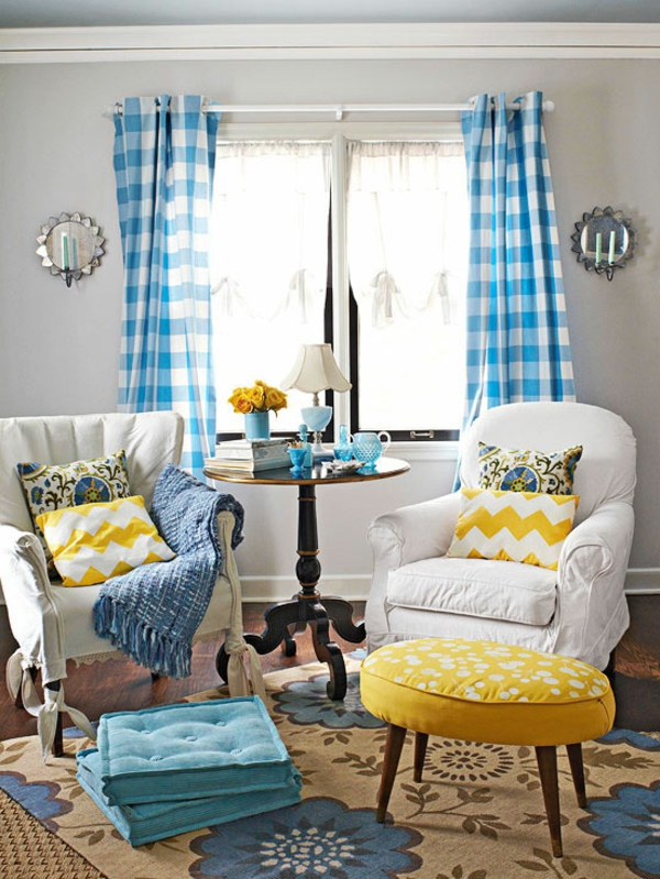 Interior Farben weiß sofa hocker gelb blau teppich tisch