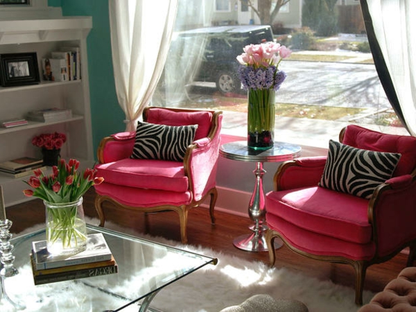 Interiors mit Tiermustern sofa kissen zebra tisch