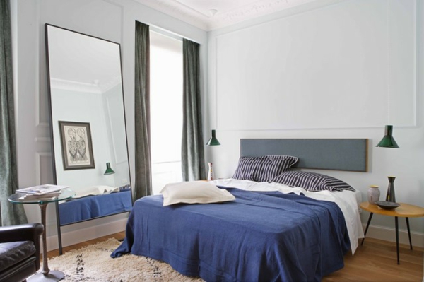 Männliches Schlafzimmer Design bett blau bettwäsche nachttisch