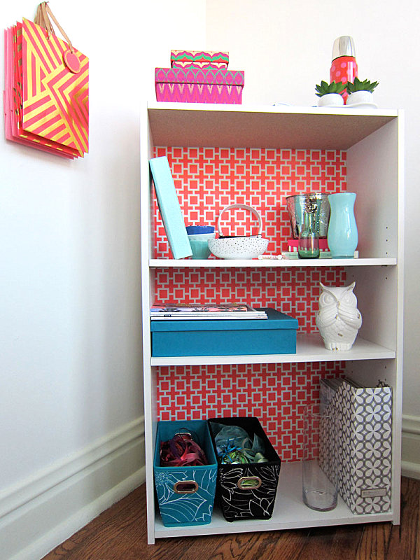 Raum mit DIY Bücherregalen orange korb weiß