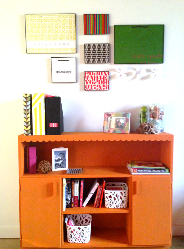 Raum mit DIY Bücherregalen orange korb