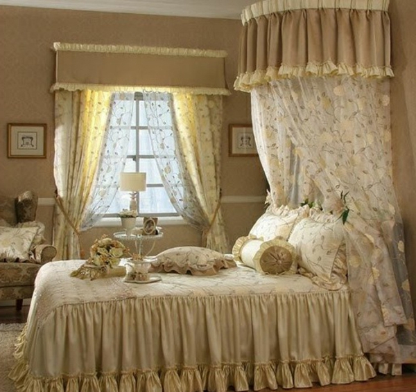 Schlafzimmer Dekorationsideen golden vorhänge blumen