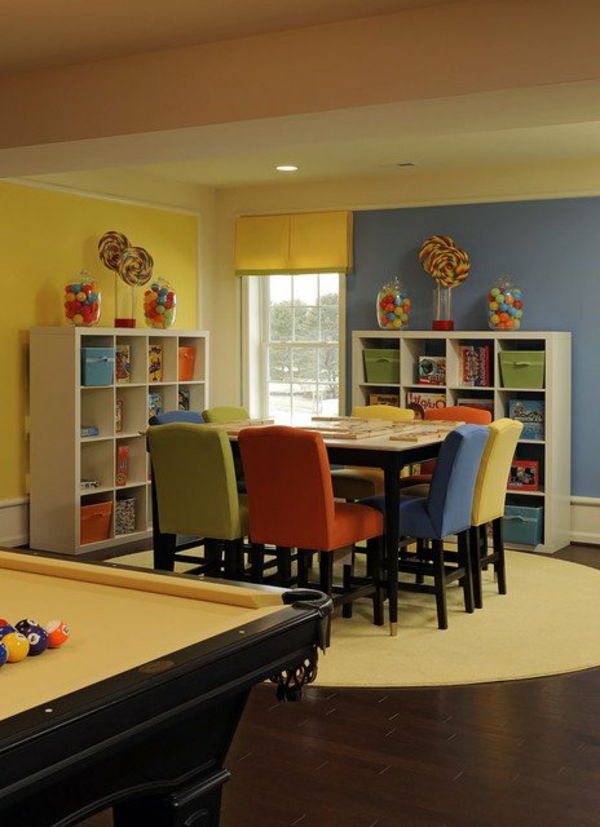 bezaubernde Kinderbereiche zum Lernen tisch bunt stuhl rot blau regale bonbon billardtisch