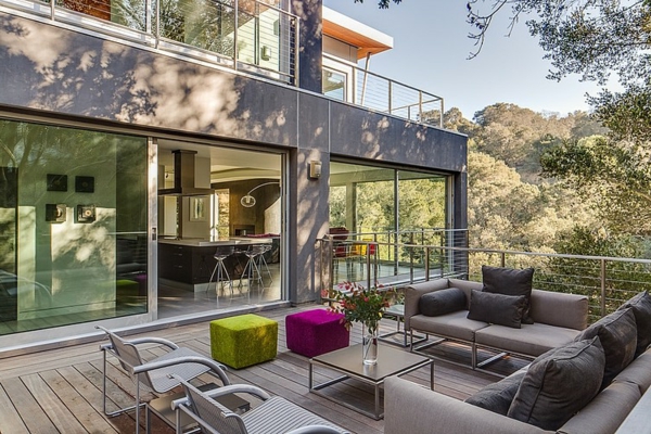 cooles Haus Kalifornien couch grau hocker lila grün terrasse