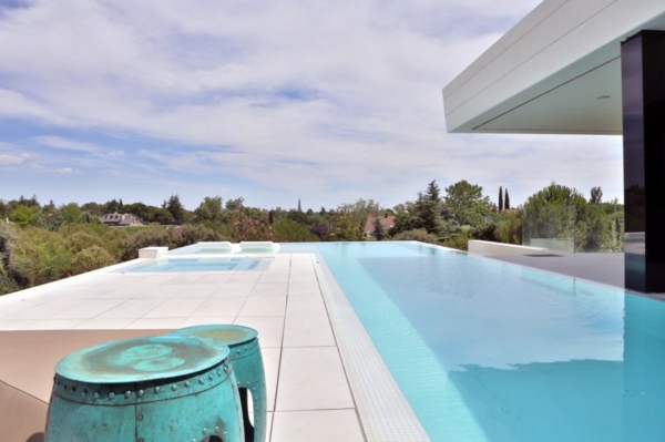 eindrucksvolles Familienhaus Madrid schwimmbecken außen