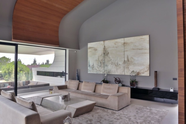 eindrucksvolles Familienhaus Madrid wohnzimmer couch weiß