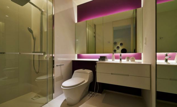 fantastisches Interior badezimmer toilette lila